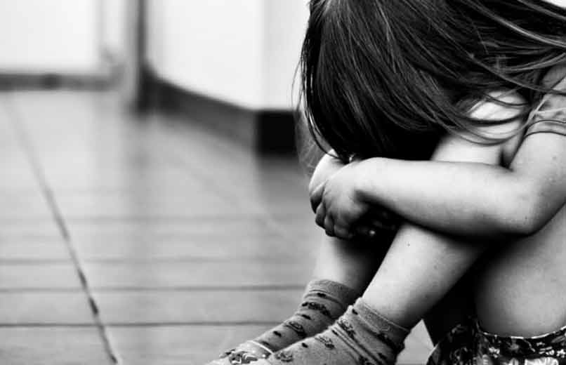 Menina de 10 anos denuncia abusos do padrasto. Mãe ignorou, escola agiu