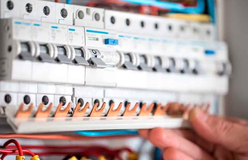 Explosão de Quadro Elétrico em Azeitão Deixa Ferido Grave e Alerta para Segurança Residencial