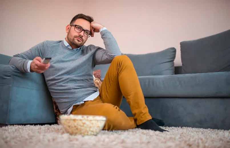 A solidão invisível de milhares de portugueses que vivem sem parceira ou filhos após os 40